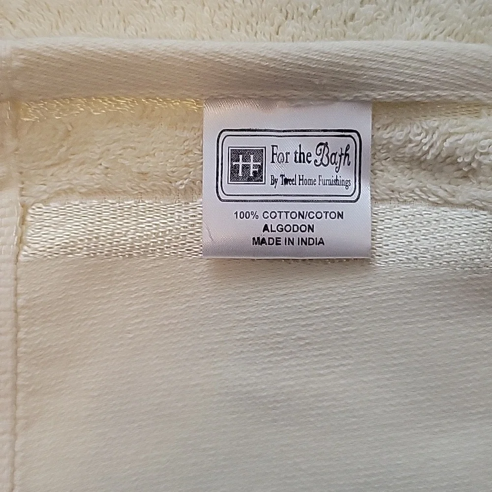 Set of 2 accent towels.